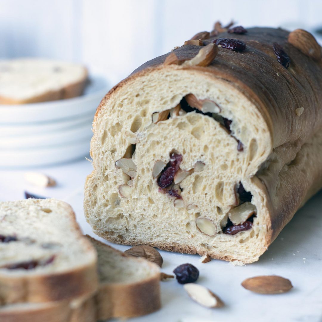Queque tipo panettone con cranberries y almendras - Healthy Bakery